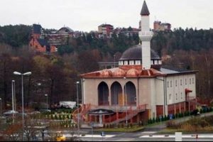 Stockholm'de cami kapısına skandal yazı!