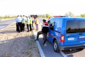 Ref&uuml;je &ccedil;arpan otomobil 3 kişiye mezar oldu