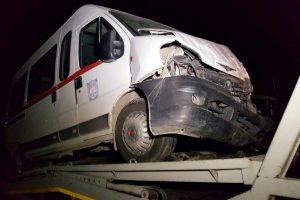 Karab&uuml;k'te iki servis aracı &ccedil;arpıştı: 14 yaralı
