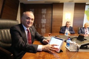 Bakan &Ouml;zl&uuml; kurban vekaletini Kızılay'a verdi