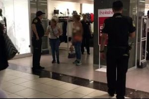 Hırsızlıkla su&ccedil;lanınca mağazanın ortasında soyundu