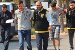 Soydukları s&uuml;r&uuml;c&uuml;ye otostop &ccedil;ektiler