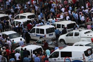 Sokakta 100 kişi birbirine girdi