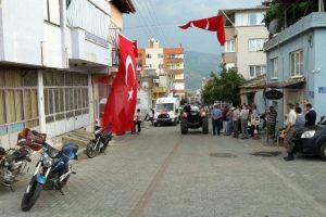 Şehidin baba ocağı bayraklarla donatıldı