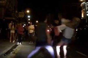 Kavgayı ayırmak isteyen kız yumruğu yedi