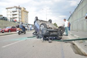 Bursa'da hurdaya d&ouml;nen otomobilden kendi imkanlarıyla &ccedil;ıktı
