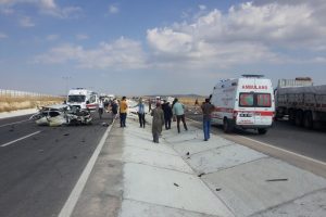 Otomobil ile kamyon &ccedil;arpıştı: 5 &ouml;l&uuml;, 4 yaralı