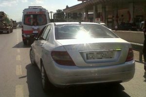 Durdurulan l&uuml;ks otomobilden ceset &ccedil;ıktı