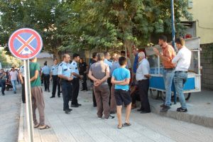 Alay komutanlığı &ouml;n&uuml;nde levyeli kavga: Asker havaya ateş a&ccedil;tı