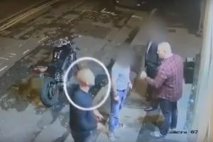 Yumrukla yere serdi, ardından tekme attı