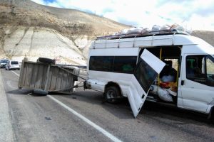 Mevsimlik iş&ccedil;ileri taşıyan minib&uuml;s devrildi : 11 yaralı