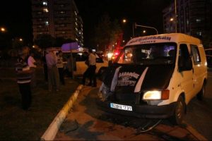 Adıyaman'da iki minib&uuml;s &ccedil;arpıştı: 2 yaralı
