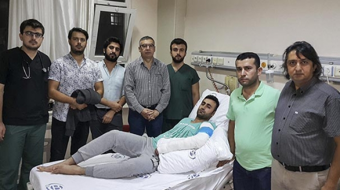 Hasta asistan doktorun kolunu kırdı