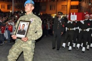 Şehidin kardeşinden y&uuml;rek yakan feryat