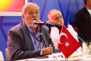 İzmir Fuarı'nda s&ouml;yleşiye katılan İlber Ortaylı'ya yoğun ilgi