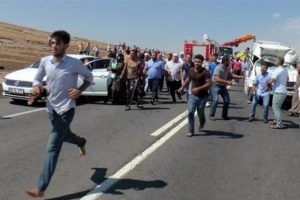 Kazaya m&uuml;dahale eden itfaiyecilere saldırdılar