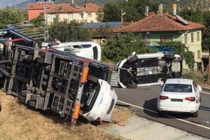 TIR devrildi, sıfır kilometre otomobiller pert oldu