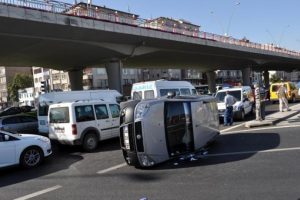 Hasta taşıyan taksi kaza yaptı, yol trafiğe kapandı