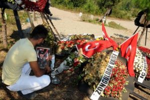 Şehit ağabeyinin mezarı başından ayrılmıyor