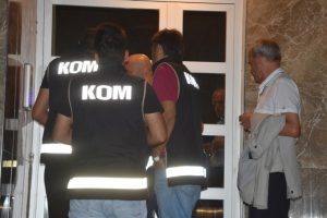 İzmir'de esnaflara FET&Ouml; operasyonu: 23 g&ouml;zaltı