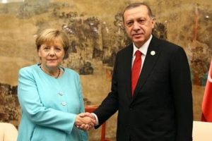 Alman basını: Merkel, Erdoğan'ın &ouml;n&uuml;nde diz &ccedil;&ouml;kt&uuml;