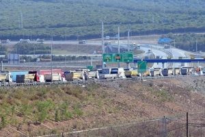 Kamyon s&uuml;r&uuml;c&uuml;leri, 3. k&ouml;pr&uuml; yolunu trafiğe kapattı