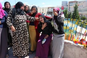 Otob&uuml;ste sigara i&ccedil;mek isteyen genci d&ouml;verek &ouml;ld&uuml;rd&uuml;ler