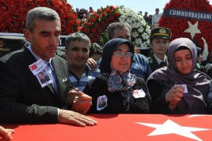 Şehit annesi: Oğlumun silahını verin bana, ben de savaşırım