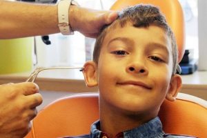 8 yaşındaki &ccedil;ocuğun kulağına giren &ouml;r&uuml;mcen canlı &ccedil;ıkarıldı