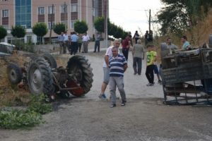 Devrilen trakt&ouml;r&uuml;n altında kalıp &ouml;ld&uuml;