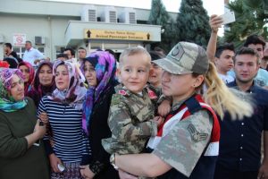 Şehit babasını asker &uuml;niformasıyla karşıladı