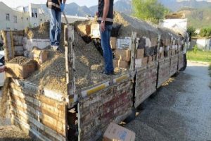 Toprak y&uuml;kl&uuml; iki TIR'da 450 bin ka&ccedil;ak sigara ele ge&ccedil;irildi