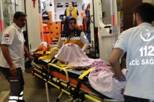 Adıyaman'da iki otomobil &ccedil;arpıştı: 1 &ouml;l&uuml;, 8 yaralı