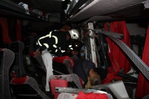Turistleri taşıyan otob&uuml;s kamyona &ccedil;arptı: 1 &ouml;l&uuml;, 38 yaralı