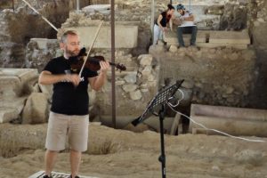 Kazma k&uuml;rek seslerine klasik m&uuml;zik notaları karıştı