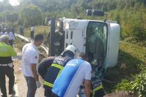 Devrilen kamyonetin altında can pazarı: 2 &ouml;l&uuml;