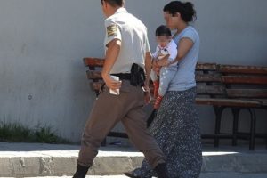 7 aylık bebeği ile ziyarete gitti, kendini hapiste buldu
