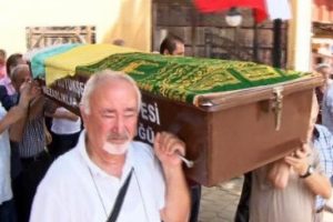 62 yıl sonra eşinin yanına defnedildi