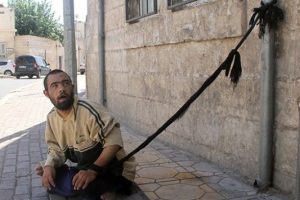 Suriyeli engelli gen&ccedil; iple su borusuna bağlandı