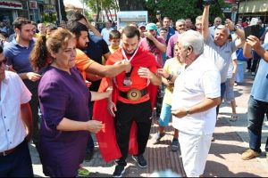 D&uuml;nya şampiyonu Uslu'ya Bursa'da sevgi seli