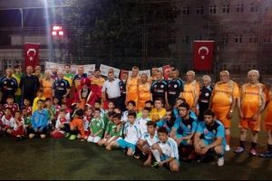 Bursa'nın Keles il&ccedil;esinde dedeler koştu, torunlar izledi
