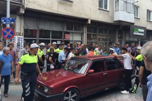 Vatandaşı bezdirdi, polisi ezmeye kalktı