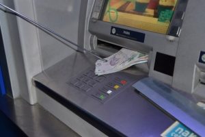 Bursa'da hırsızlar ATM'ye d&uuml;zenek kurdular