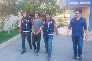 Beraber dolandırıcılık yaptığı arkadaşı &ouml;ld&uuml;rm&uuml;ş