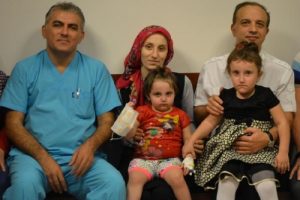 Bursa'da baba b&uuml;y&uuml;k, anne ise k&uuml;&ccedil;&uuml;k kızına karaciğeri ile hayat verdi