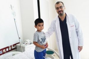 Yuttuğu pil yemek borusunu yaktı