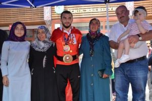 Bursa İznikli gen&ccedil; d&uuml;nya şampiyonu Enes i&ccedil;in t&ouml;ren