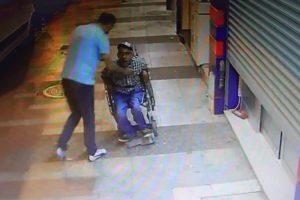 Engelli vatandaşı darp etti, lin&ccedil;ten polis kurtardı