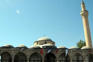 Ter&ouml;ristlerin ateşe verdiği tarihi cami restore ediliyor