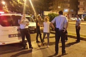 'Dur' ikazına uymayan 2 gen&ccedil; kız, polisi alarma ge&ccedil;irdi